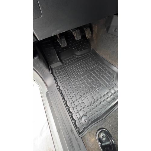 салону полiуритановi  MITSUBISHI (Міцубісі) L 200 (комплектація 