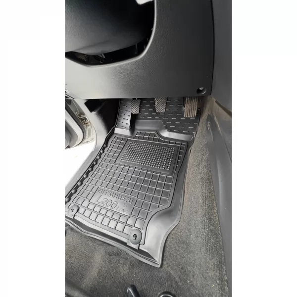 салону поліуретанові  MITSUBISHI (Міцубісі) L200 (комплектація 