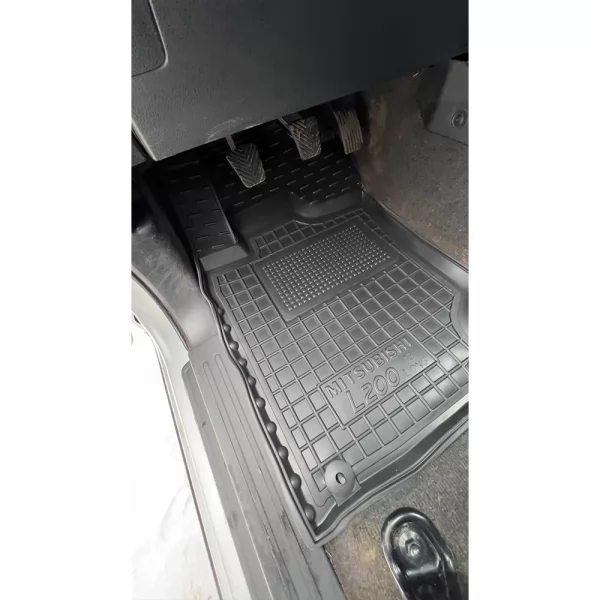 салону поліуретанові  MITSUBISHI (Міцубісі) L200 (комплектація 