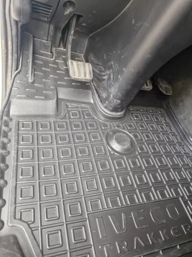 Килимки салону полiуритановi IVECO (Івеко) TRAKKER - 9